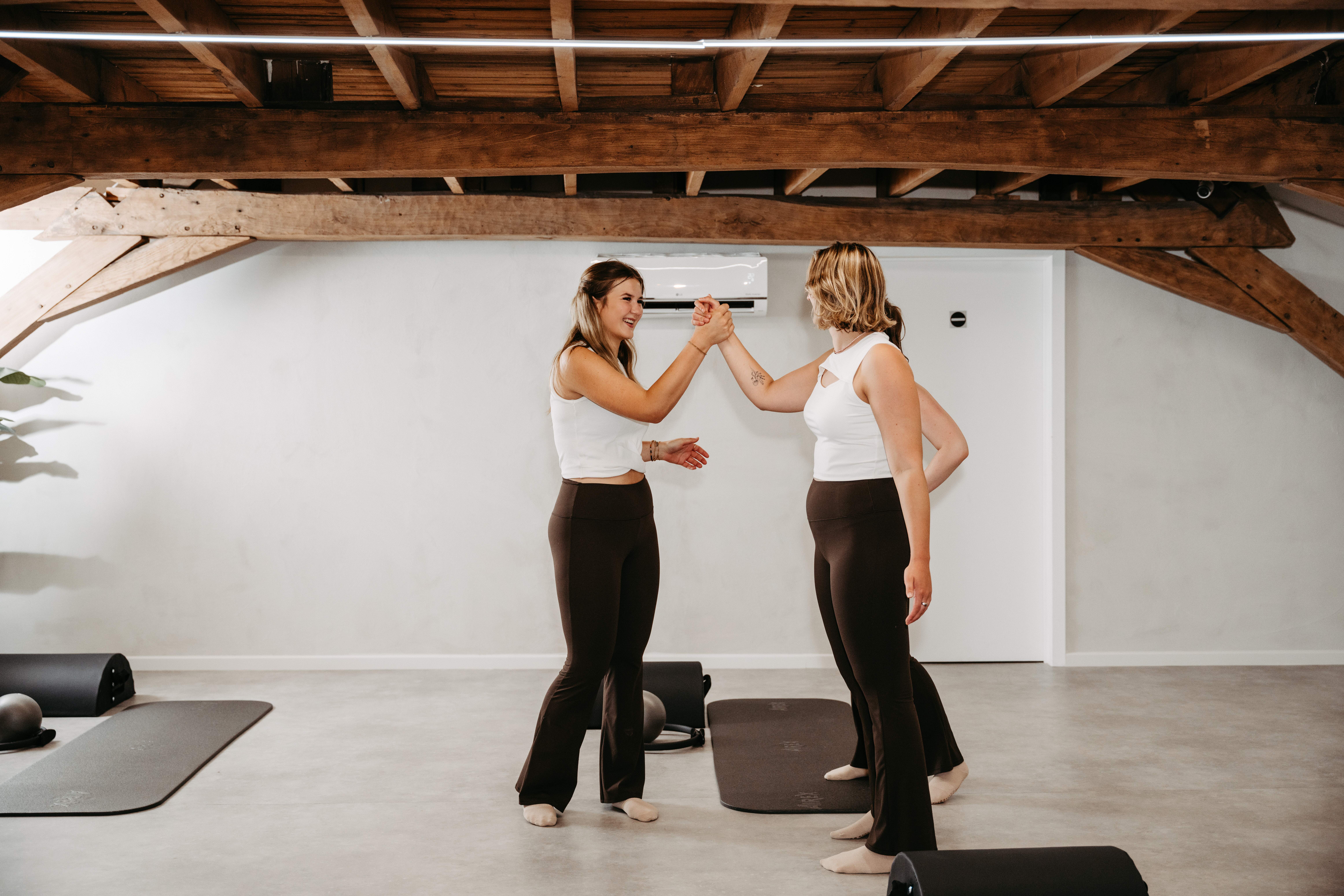 “Body in Balance Poperinge – Pilates mat groepstraining met persoonlijke begeleiding en team spirit voor kracht, flexibiliteit en motivatie in de Westhoek”