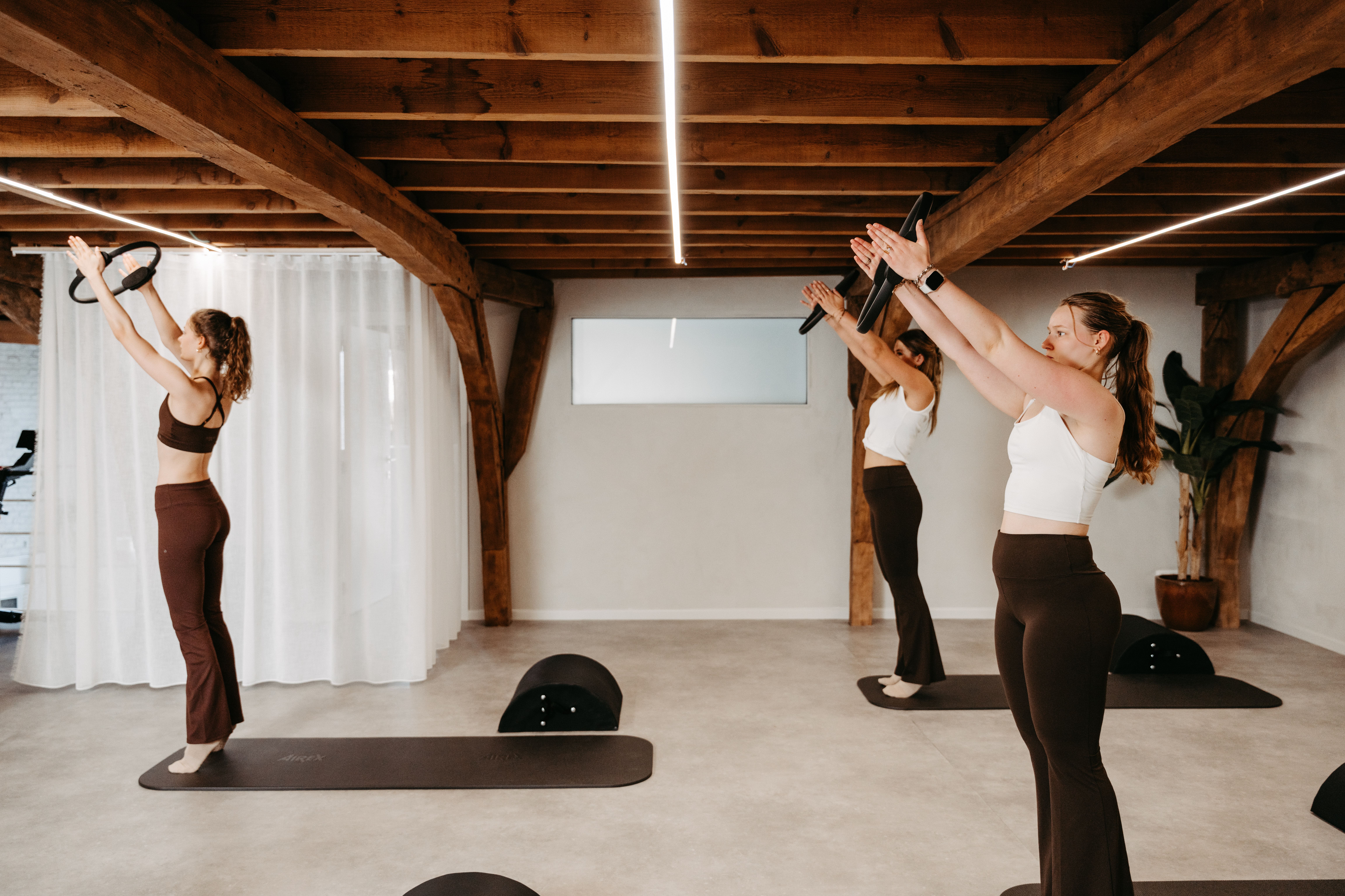 “Body in Balance Poperinge – Pilates mat groepstraining met pilates ringen volgens de klassieke Peak Pilates methode voor kracht, flexibiliteit en een betere lichaamshouding in de Westhoek”