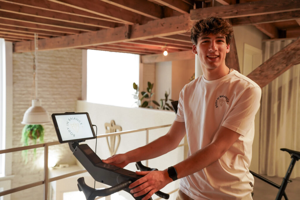 Batiste Cousin – coach bij Body in Balance Poperinge – begeleidt cardio training voor conditieverbetering, vetverbranding en meer energie in de Westhoek