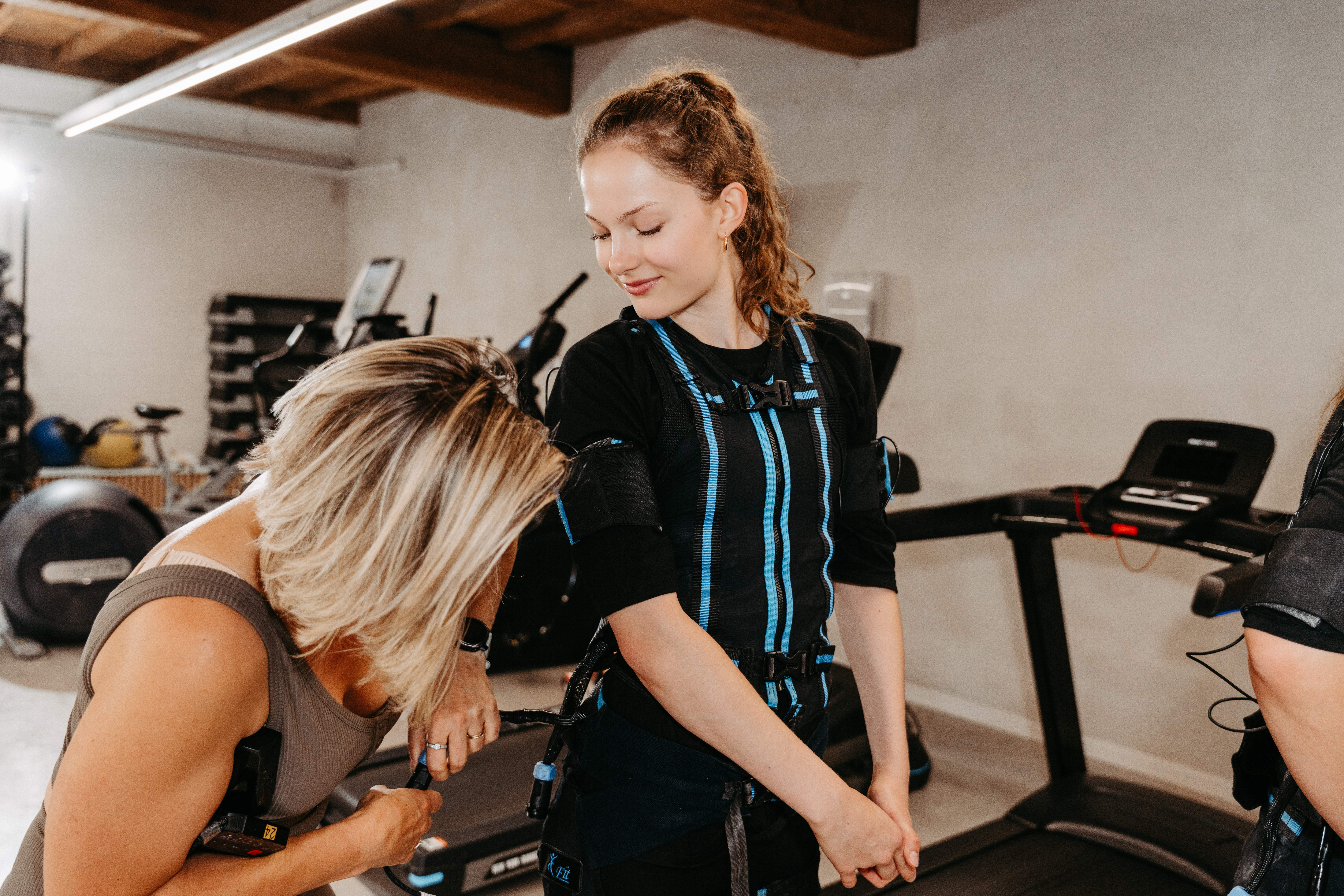 Body in Balance Poperinge – persoonlijke EMS training met coach die elektro stimulatie aansluit voor veilig afslanken, spierversterking en revalidatie in de Westhoek