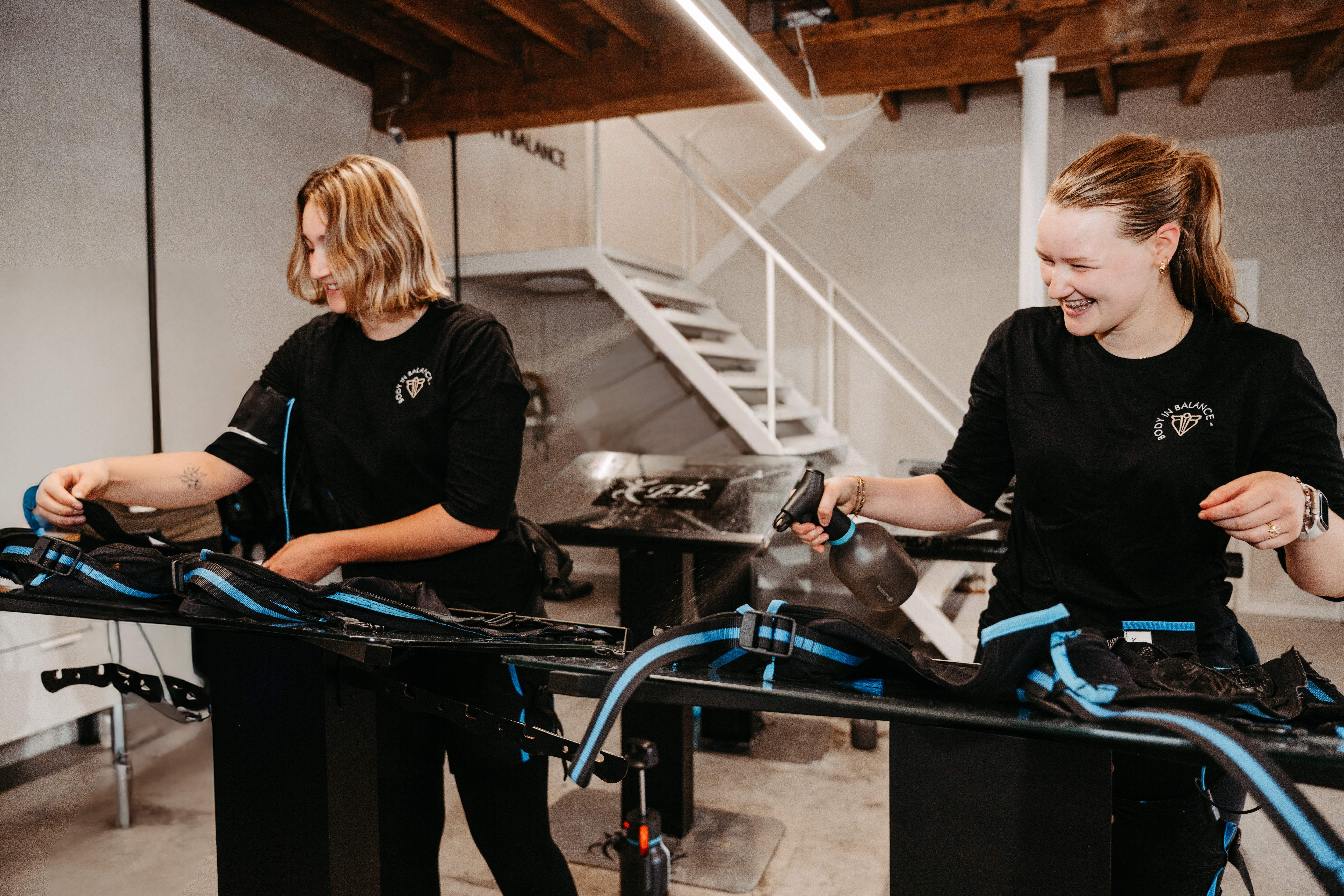 Body in Balance Poperinge – team power bij het nat maken en voorbereiden van EMS pakjes, samenwerking en professionaliteit voor effectieve trainingen in de Westhoek