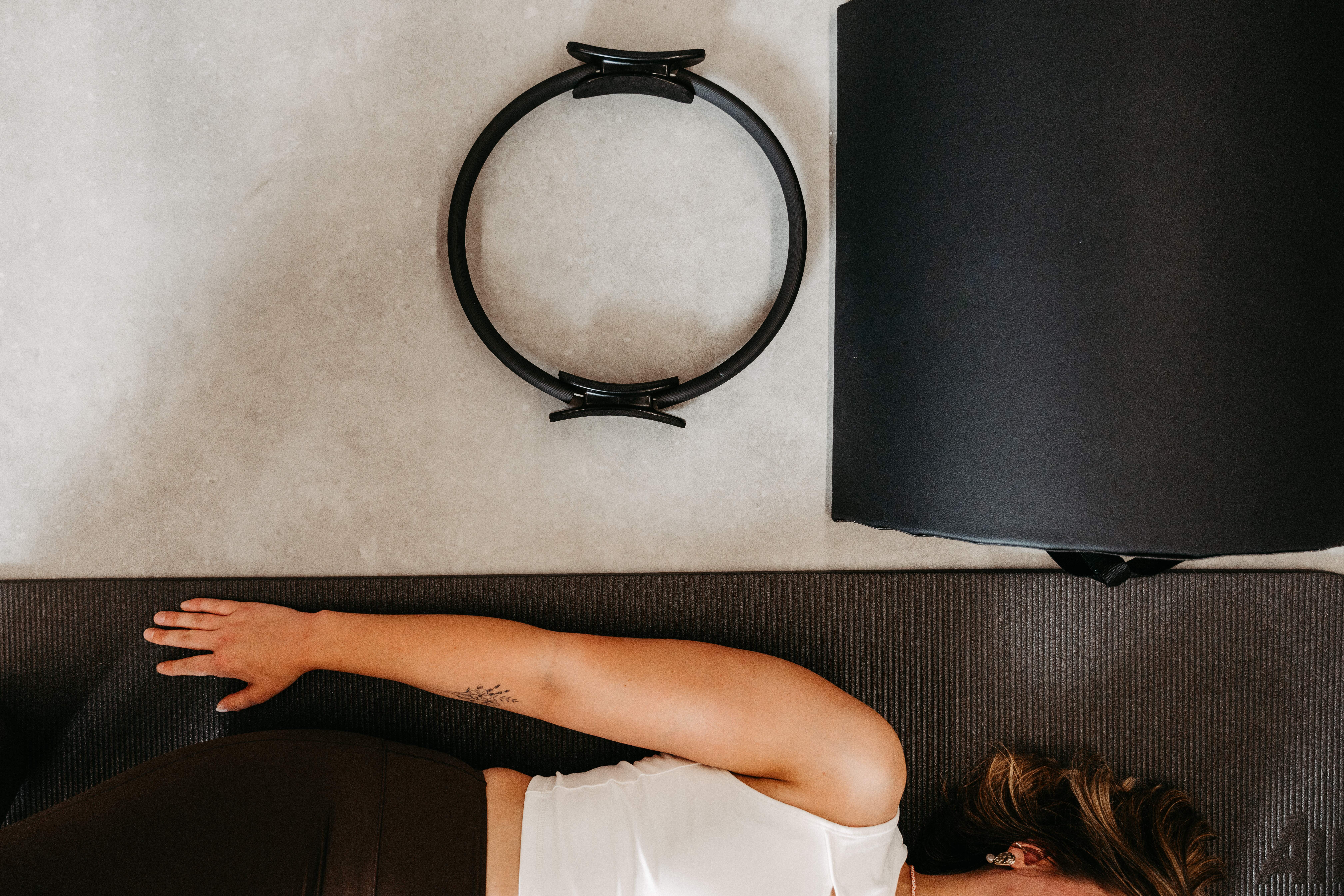 Body in Balance Poperinge – Pilates mat training met pilates ring voor core stability, ontspanning en het versterken van rug- en buikspieren in de Westhoek